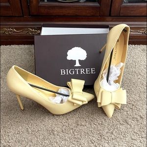 Cute Light yellow pumps size 40